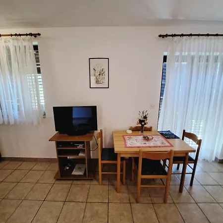 1000 Flowers Apartment *