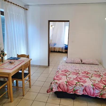 1000 Flowers Apartment *