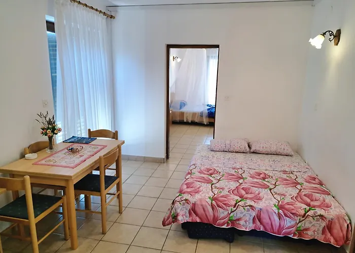 1000 Flowers Apartment *