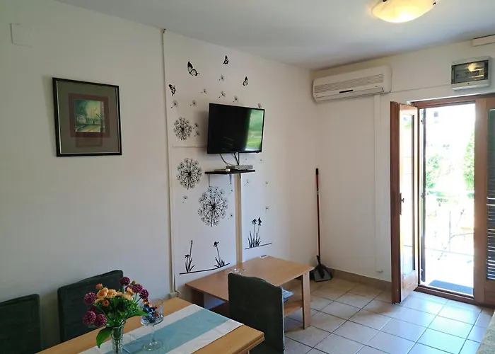 1000 Flowers Apartment *
